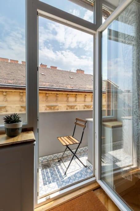 Elegant And Modern In The City Centre Budapest Exterior photo